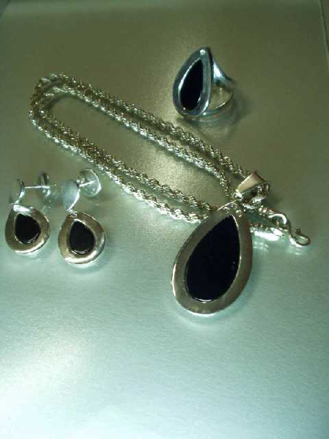 Conjunto Pingente Brincos Anel Corrente Onix e Brilhantes0c.jpg (816434 bytes)